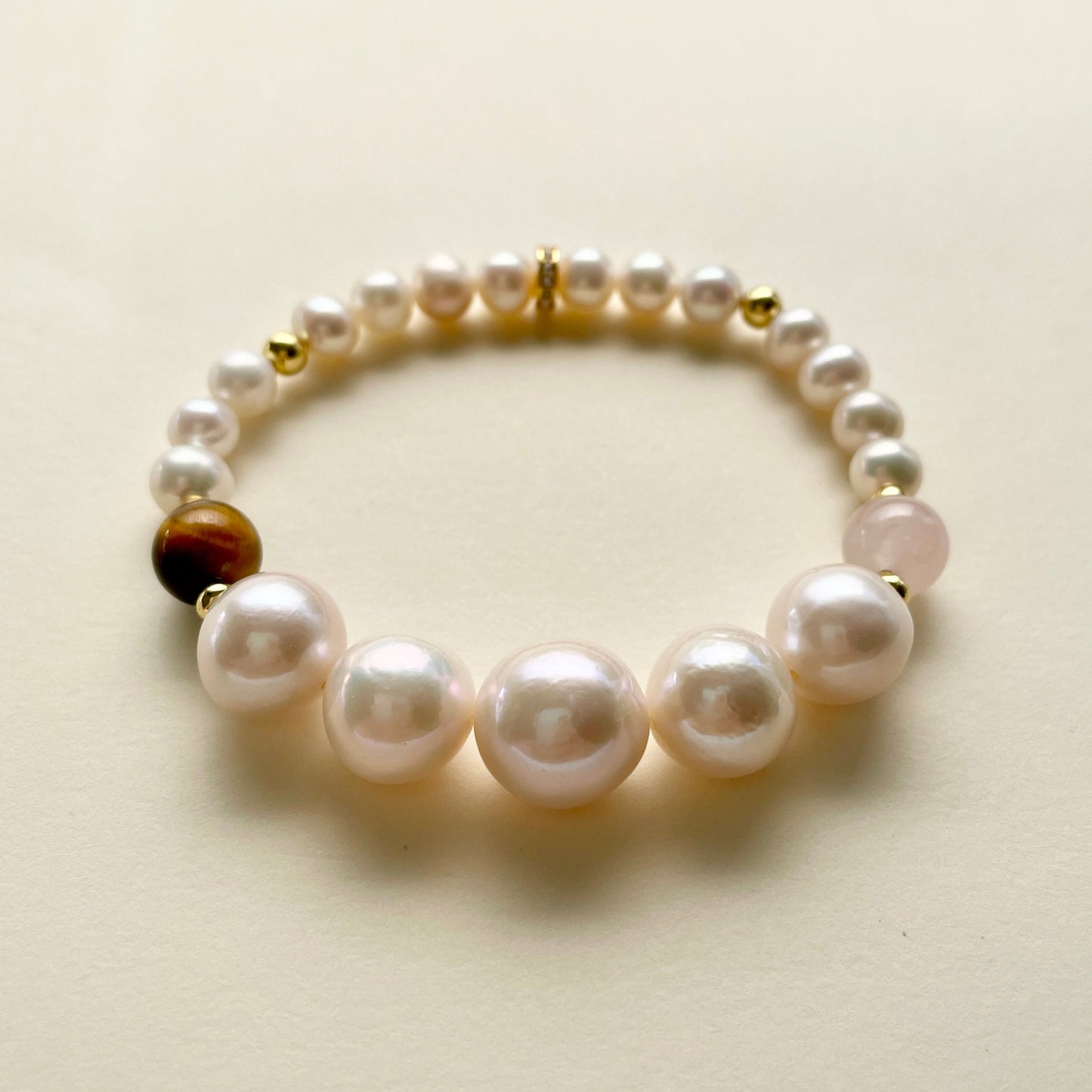 Large pearl bracelet clarity side