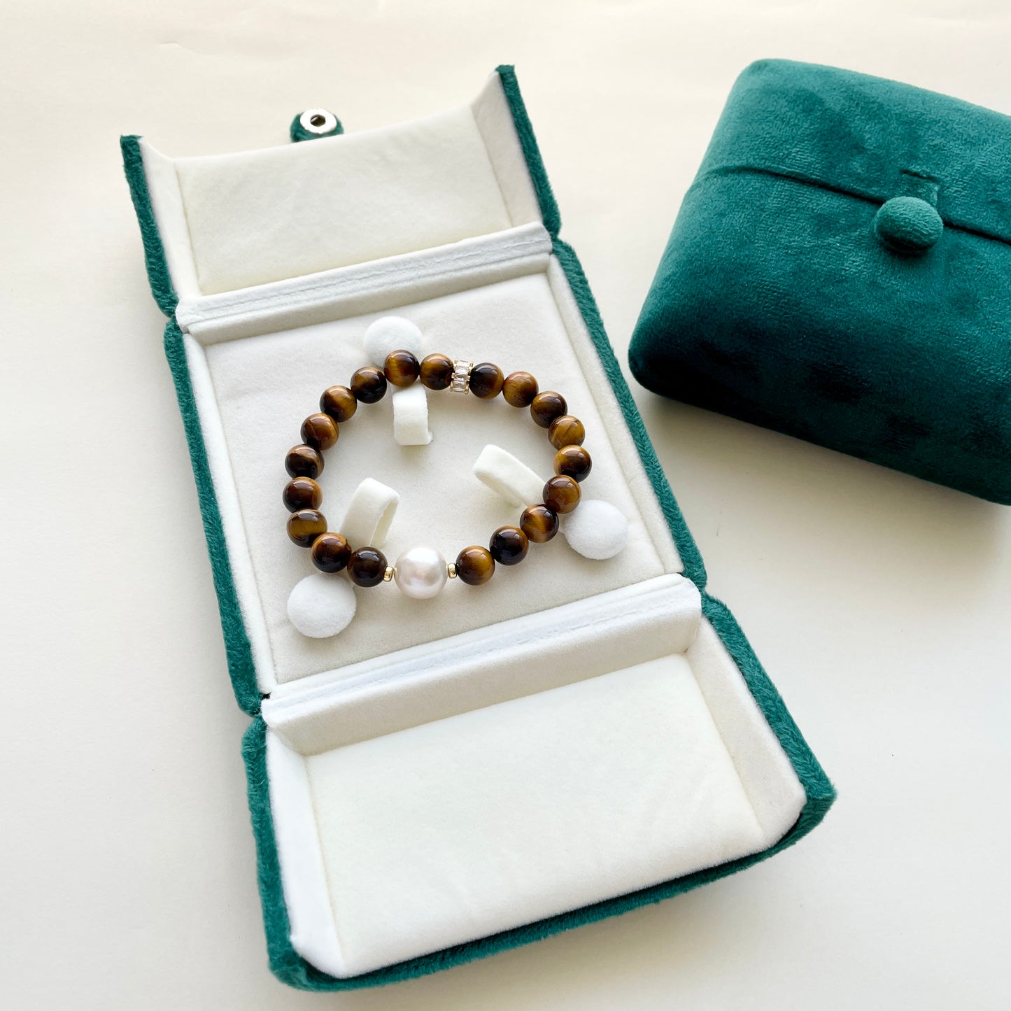 Large pearl bracelet courage in box