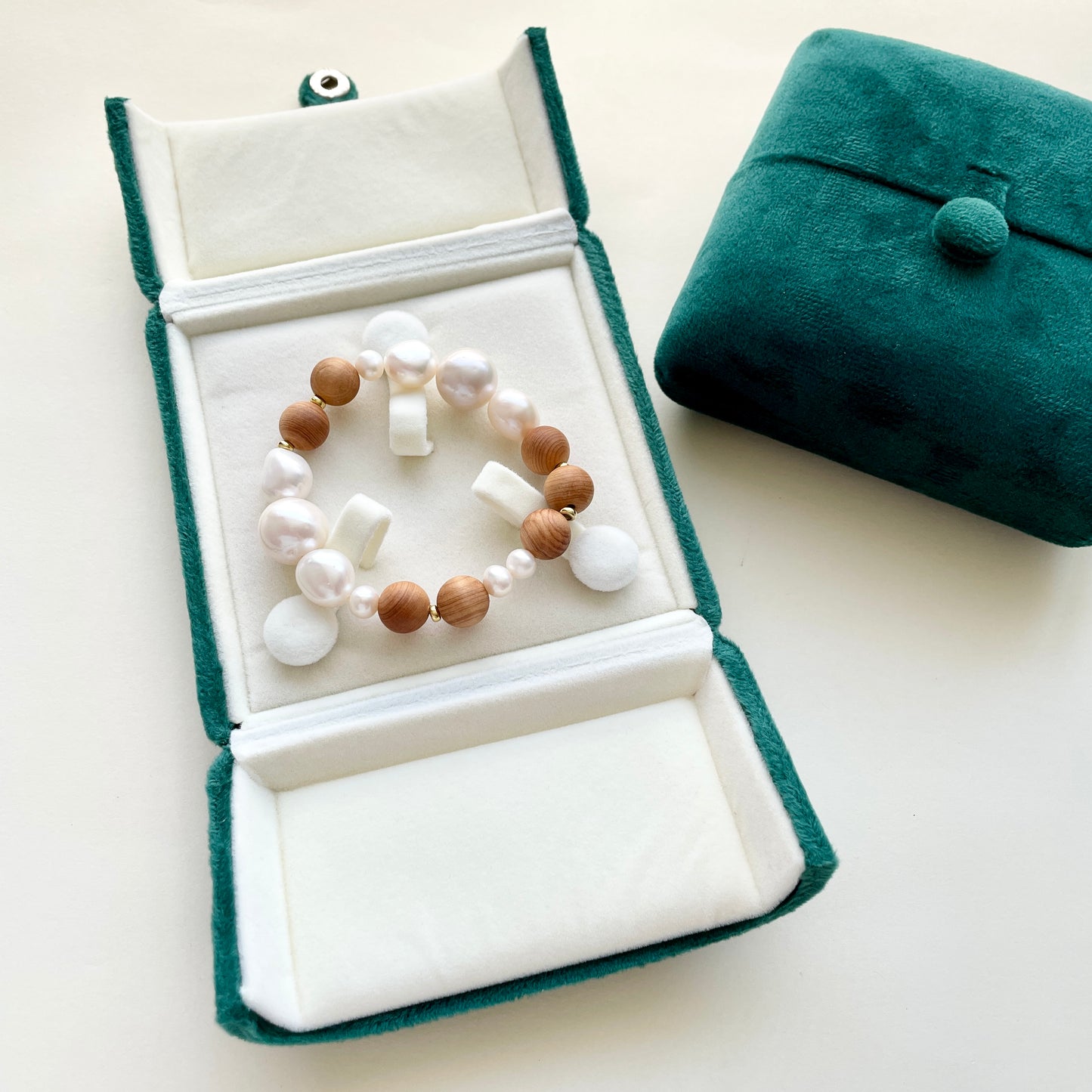 Large pearl bracelet growth in box