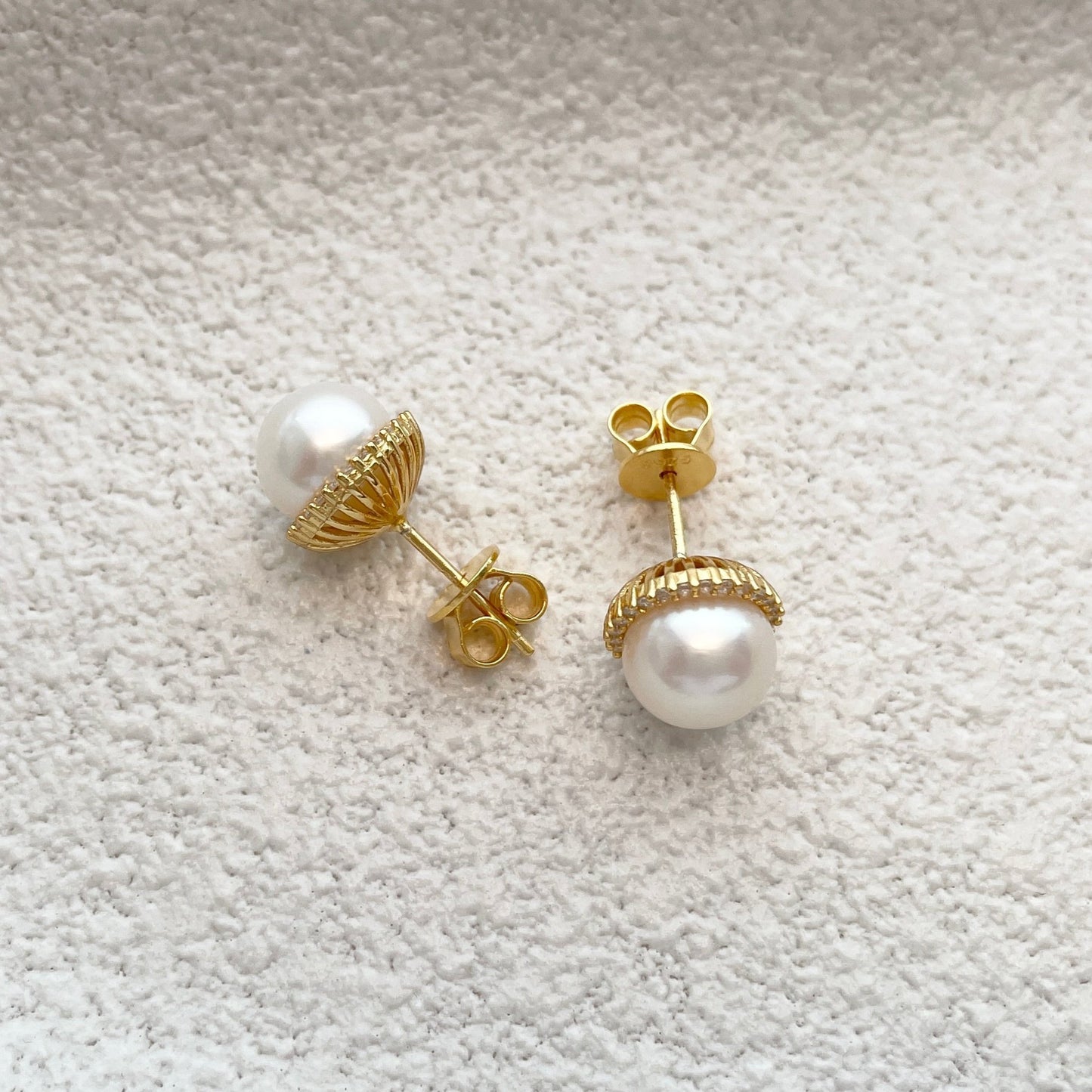 Pearl earring gold plated
