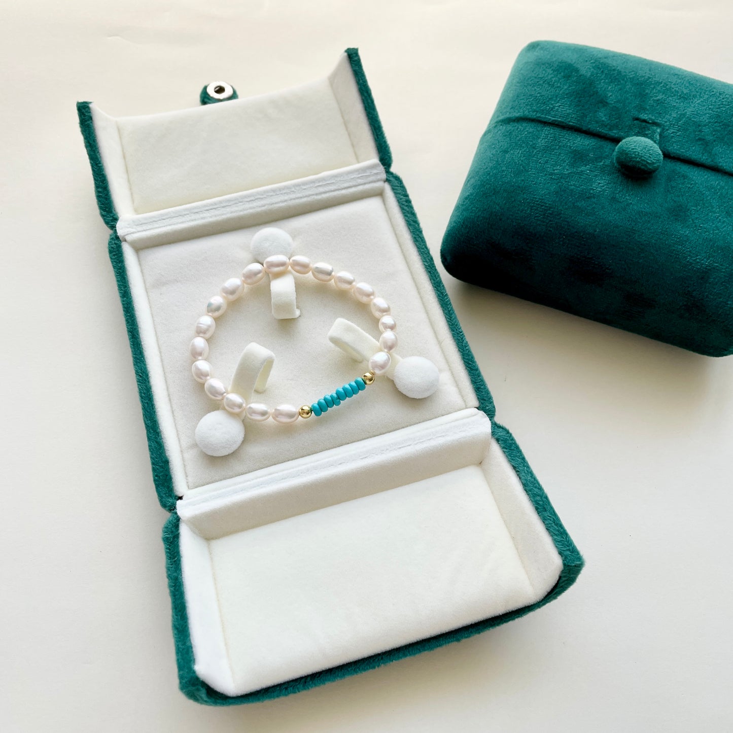 small pearl bracelet top in box