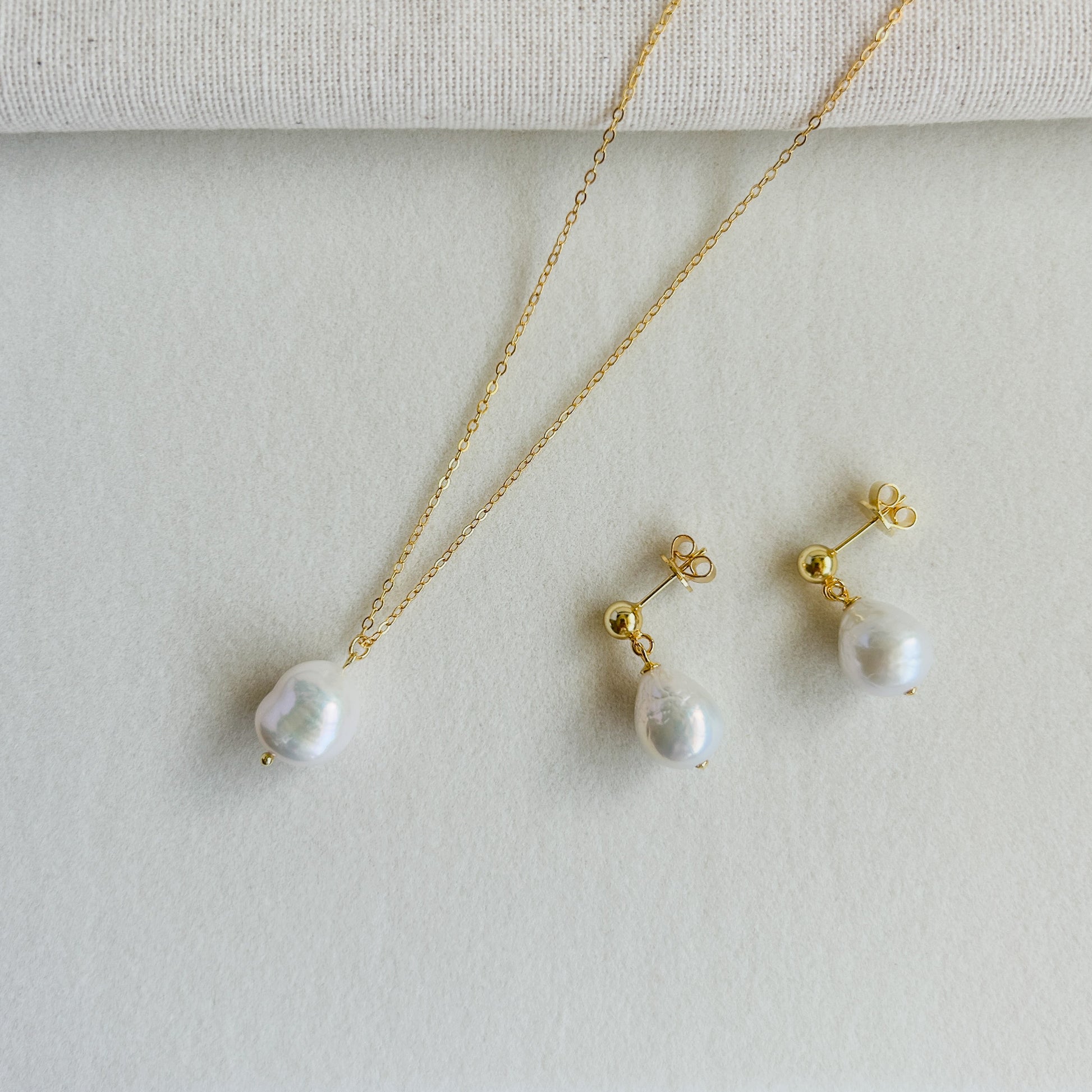 Large baroque pearl necklace with earrings